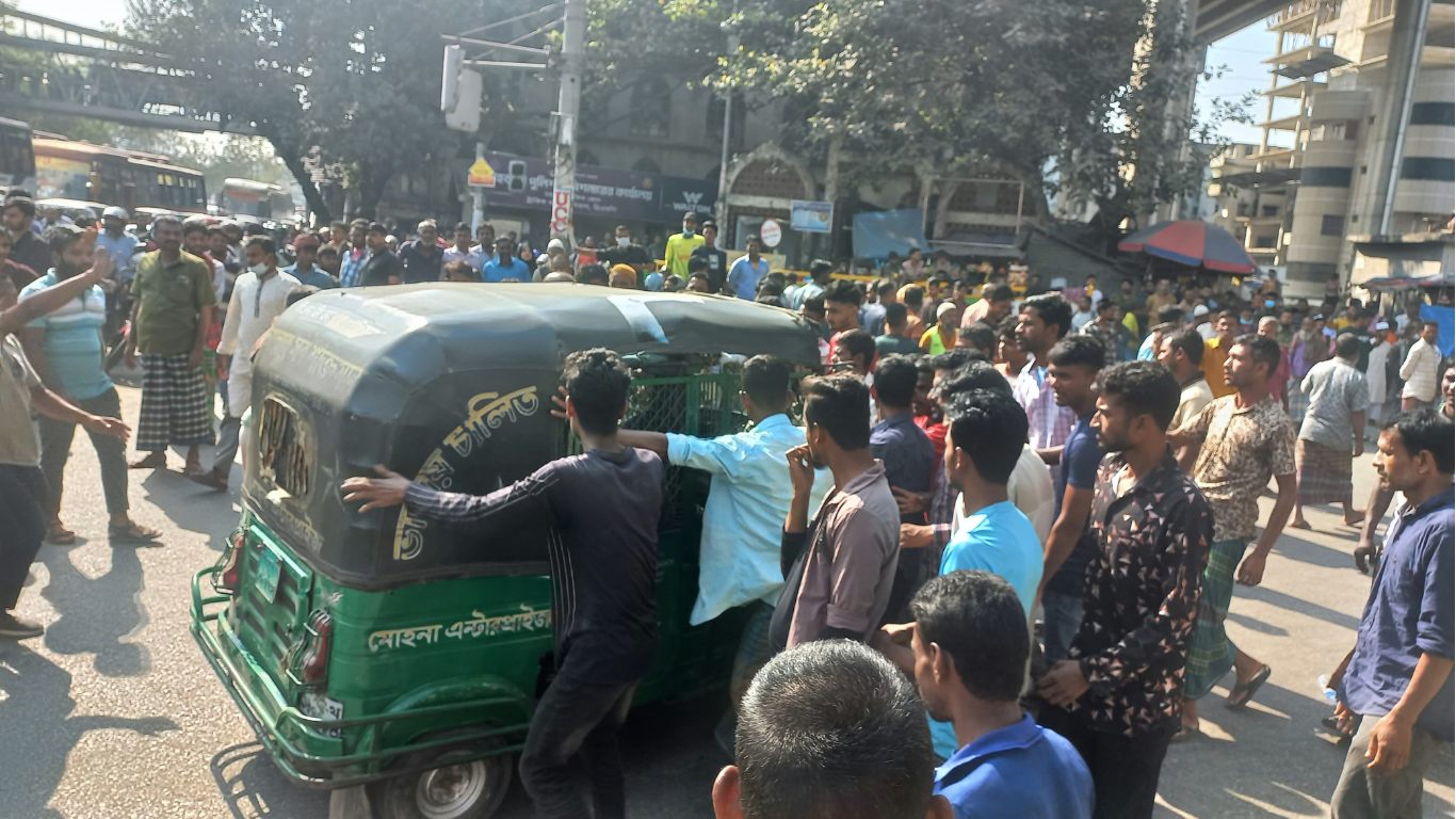 Battery-run rickshaw drivers protest, paralyse Mohakhali, Agargaon roads